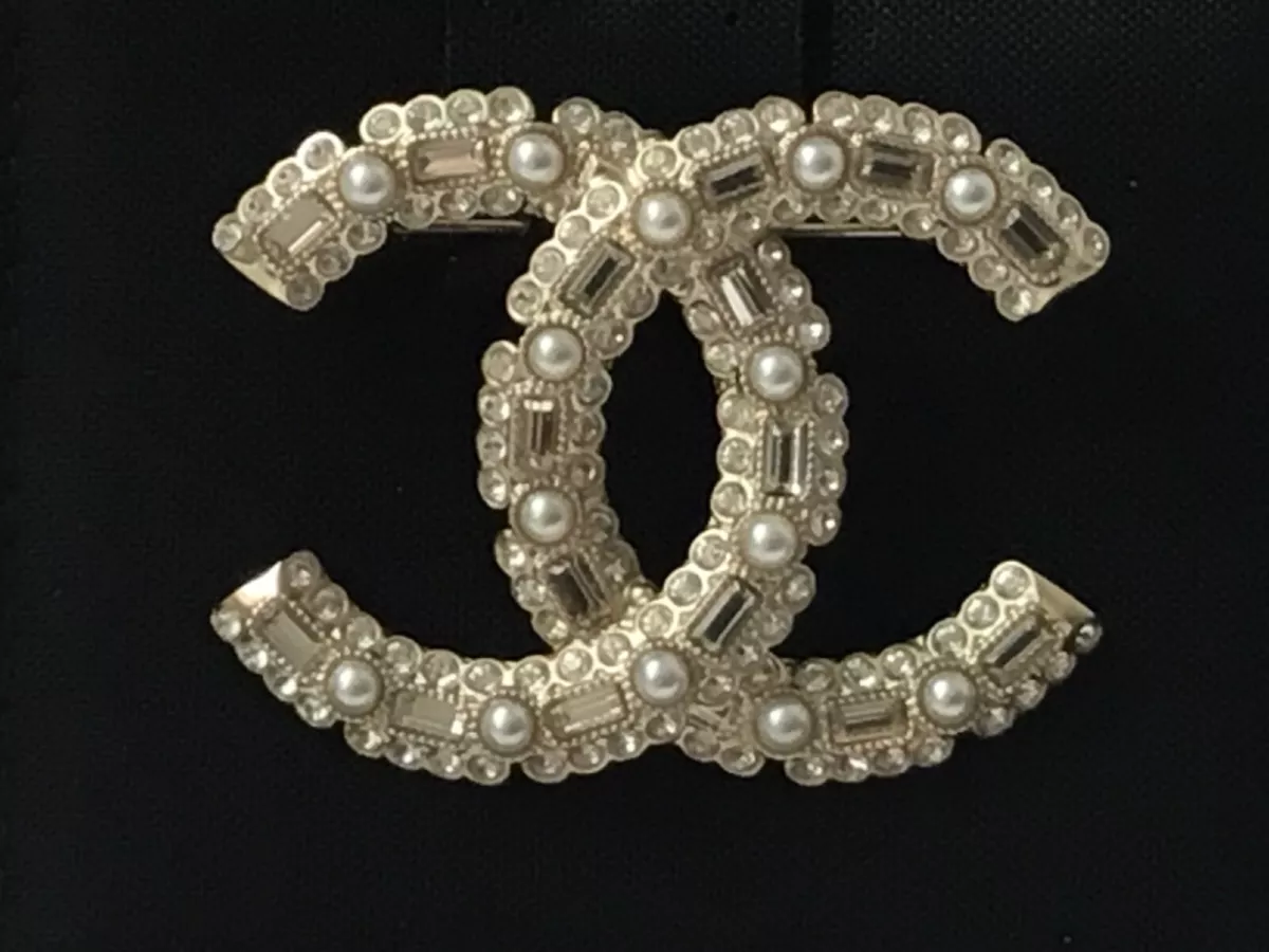 NEW in BOX 22K Chanel Brooch Pin Pearls Baguette Crystals Jewel Champ Gold  CC