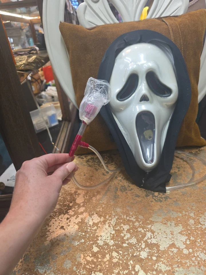 Máscara sangrante facial Scream Ghost ilimitada de Pascua de colección con bomba cardíaca Foto 2 de 4