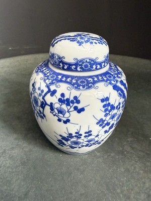 Teedose, Japan Porzellan, um 1900, Dekor ''Ume no sakura