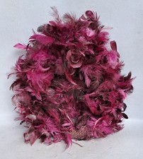 AFRIQUE / CAMEROUN / TRES BEAU ET ANCIEN CHAPEAU BAMILEKE / PLUMES ET COTON