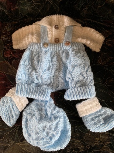 Romper lavorato a mano, cappello/cofano tuta, stivali a scelta blu, rosa o grigio e bianco - Foto 2 di 8