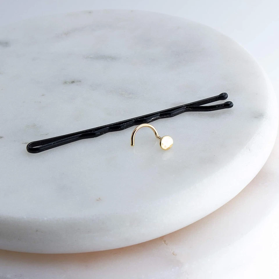 Piercing pequeño perno nariz lado derecho o izquierdo disco 18 GA martillado oro 14K Foto 4 de 4