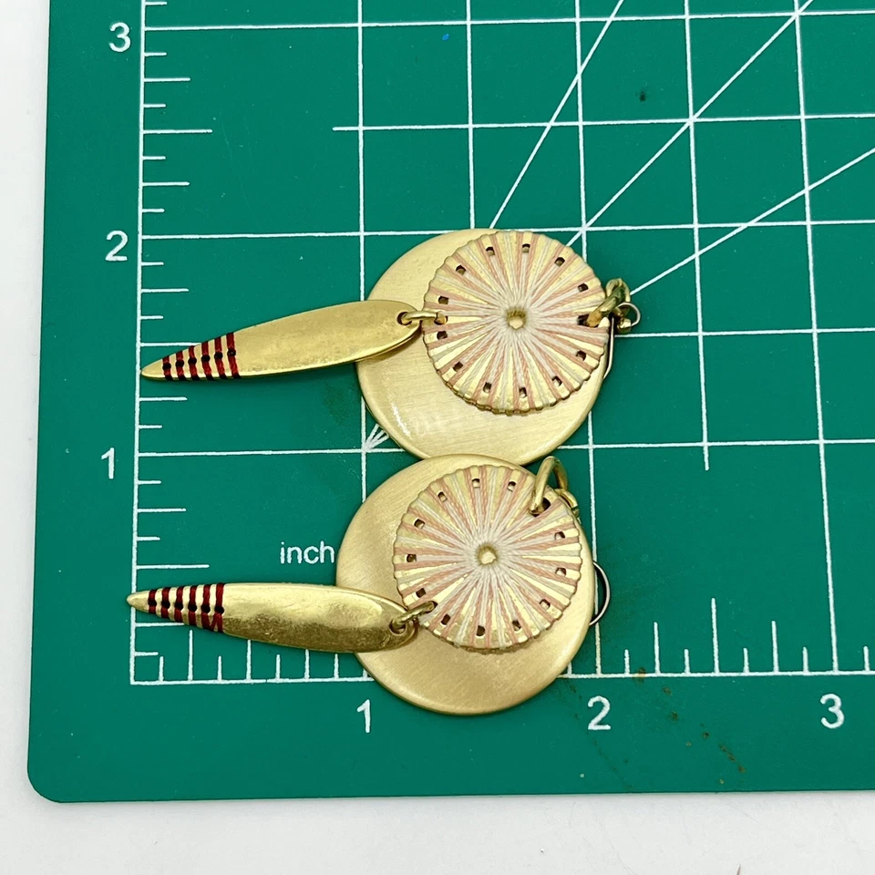 Brincos perfurados pendurados renascimento etrusco marca da sorte modernista tom dourado - Imagem 4 de 4