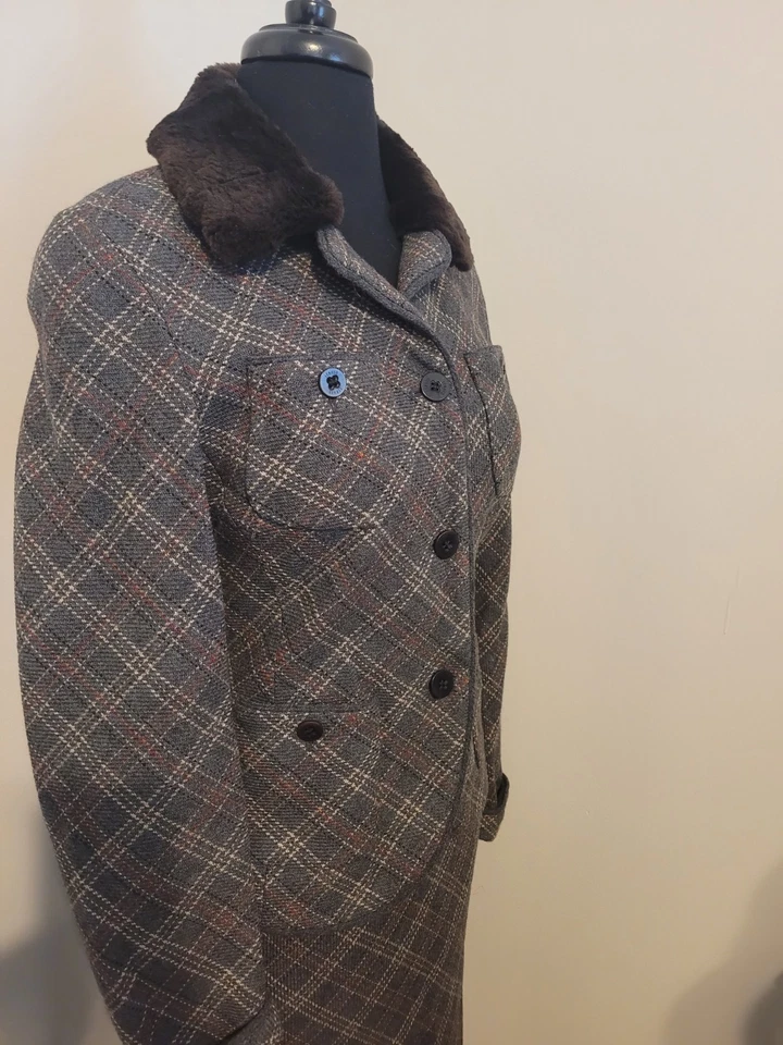 TRAJE DE LANA VIRGEN LOUISE FERAUD CON CUELLO DE PIEL SINTÉTICA MUJER TALLA 36 US 8 Foto 3 de 4