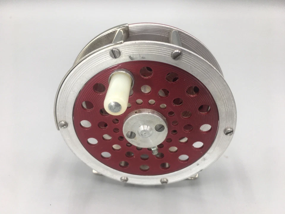 Carrete pequeño de pesca con mosca con borde rojo plateado Cortland usado funciona hecho en EE. UU. De colección Foto 3 de 4