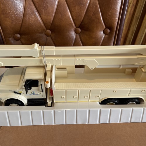 DG Productions Alliant energy Bucket Truck International 1:24 1999-1-1 - Picture 6 of 9