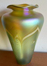 RICK SATAVA Pulled Feather Green Iridized Art Glass Vase 1979 7.25" Chico Calif