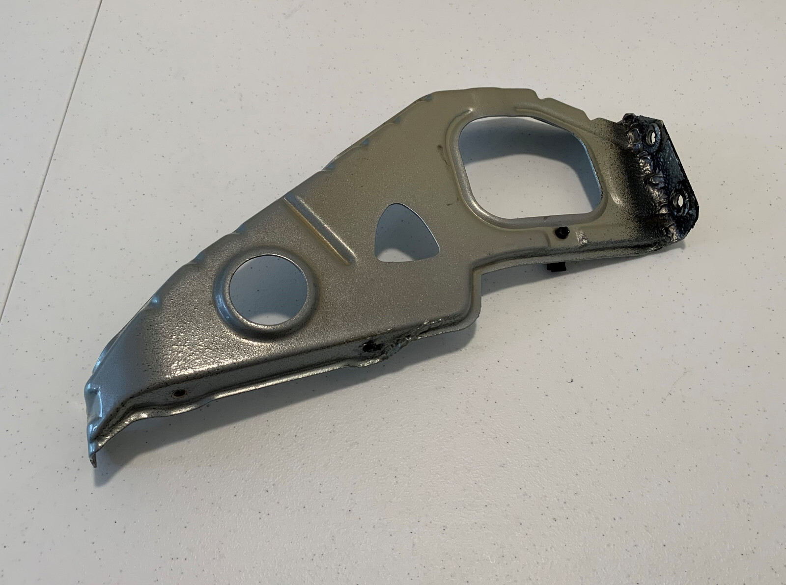 06 Maserati Quattroporte M139 FRONT RIGHT HEADLIGHT BRACKET USED