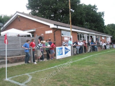 Foto 6x4 Menschenmenge vor dem Clubhaus in Petersfield Town wartet auf ein p c2010