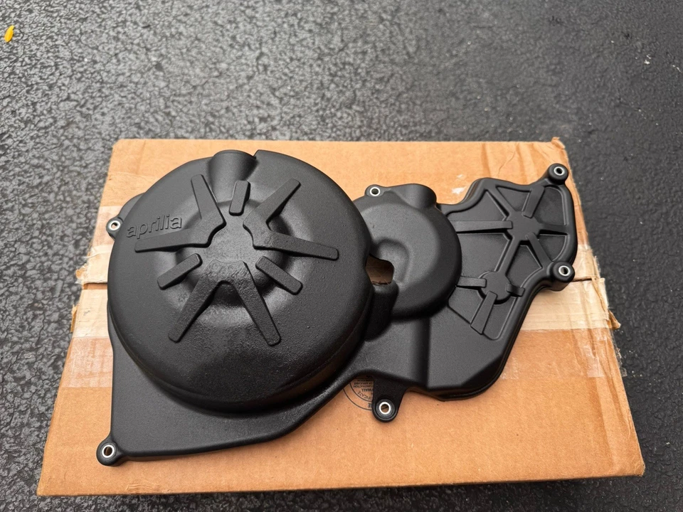 Panel protector de cubierta de embrague OEM 2022 Aprilia V4 TUONO 1100 21-24 Foto 2 de 3
