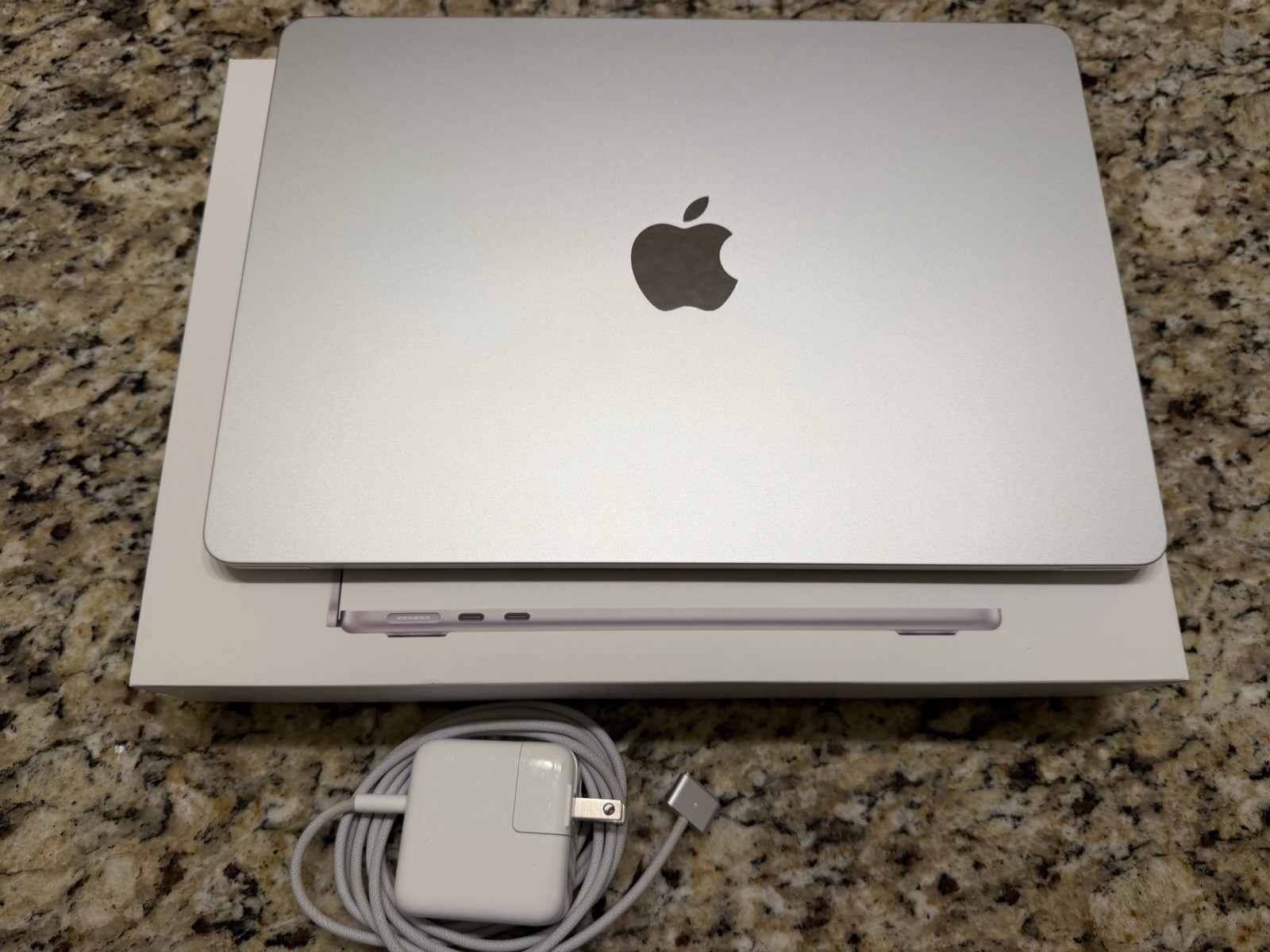 2022 Apple MacBook Air 13.3" M2 8C GPU 3.5GHz 16GB RAM 256GB SSD A2681