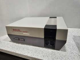 Nintendo NES Video Game Console W/ 4 Cartridges & 2 Controllers Retro Gaming