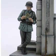 1/24 WWII German Soldier Eating Unpainted Unassembled