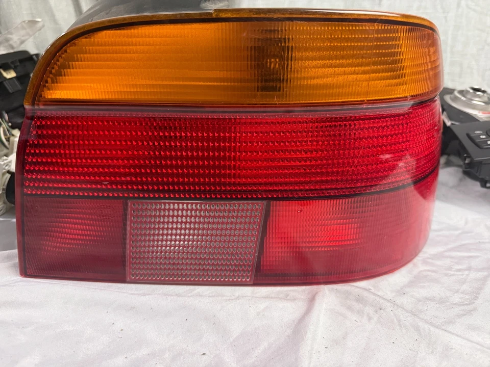 Luz trasera lateral derecha del pasajero BMW 540i 1997-2000 146034-00 OEM Foto 2 de 4