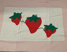 Crib/Toddler  Strawberry 6 Piece Set  Sheets, Comforter  Well Constructed