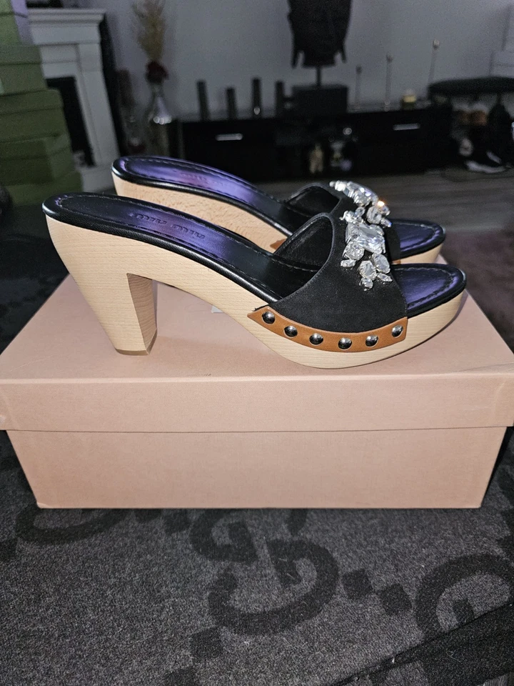 Sandalias Miu Miu Mujer 7B Zapatos Zuecos con Joyas Negro Gamuza Madera Tacón Foto 4 de 4