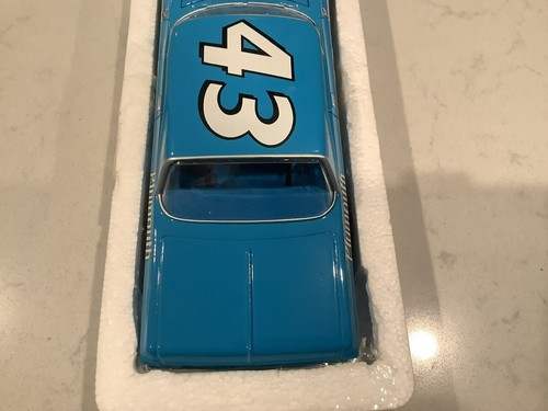 RICHARD PETTY AUTOGRAPHED 1964 PLYMOUTH BELVEDERE 1ST DAYTONA WIN DIECAST & CARD - Picture 11 of 17