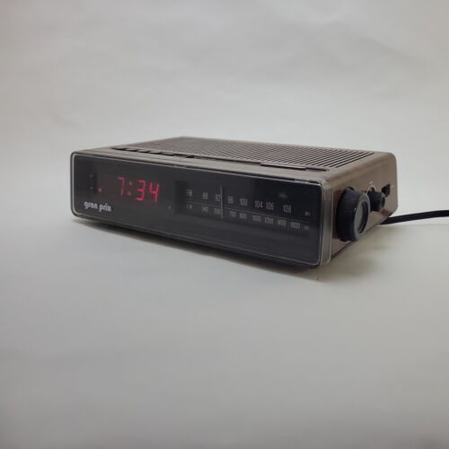 Réveil numérique vintage Gran Prix D520 et radio grain bois, fonctionnement testé - Photo 1 sur 9
