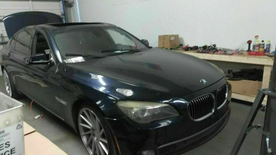 Carcasa termostato refrigerante motor BMW 09-14 750i 750Li F01 F02 OEM ** Foto 2 de 4