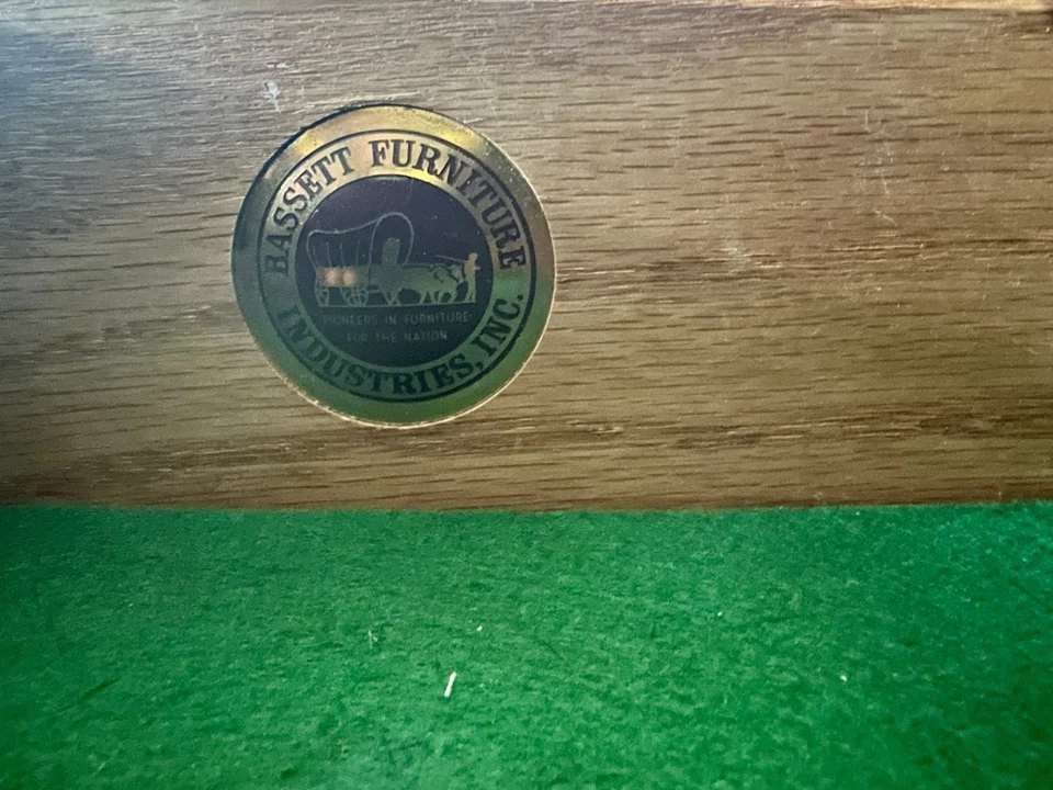 Mueble Bassett de los años 50 antiguo Shirley caoba serpentina arco gabinete de cabaña frontal Foto 2 de 4