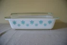 Vintage Pyrex TURQUOISE SNOWFLAKE 575-B Space Saver Casserole with Lid (2 Quart)