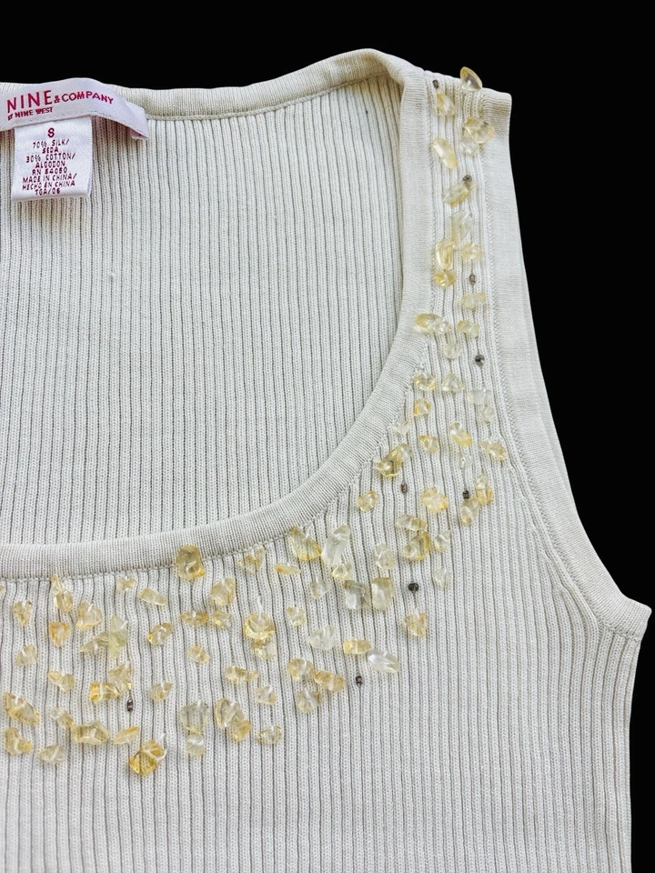 Top acanalado vintage Nine West mezcla de seda sin mangas con cuentas escote pequeño clásico Foto 3 de 4