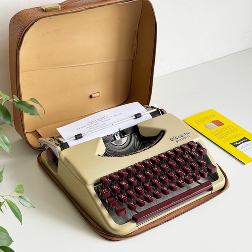 Olympia Splendid 33 - Working Vintage Typewriter | 1960s Germany | UPS Express