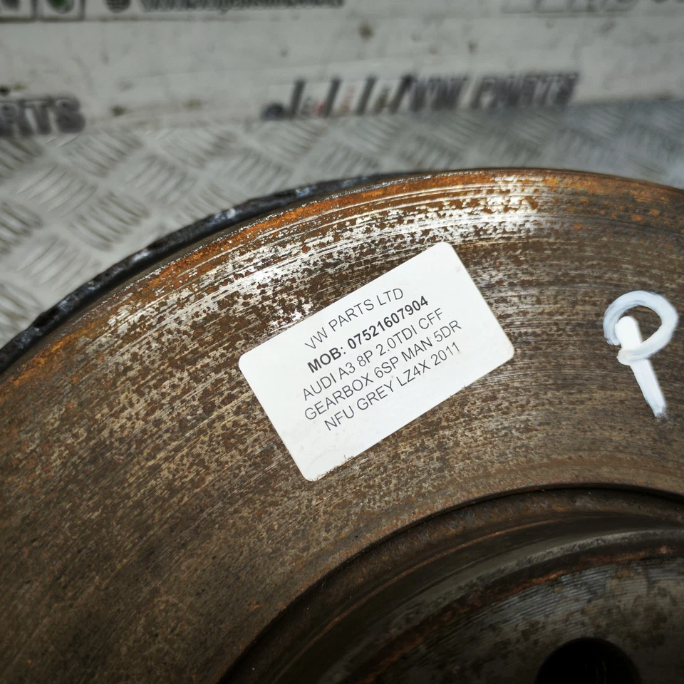 AUDI A3 8P PASSENGER SIDE FRONT HUB 2.0TDI CFF 2009-2012 - Image 2 of 4