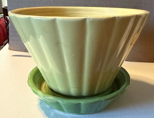 VINTAGE SHAWNEE DUO-TONE FLOWER POT# 535 WITH ATTACHED SAUCER
