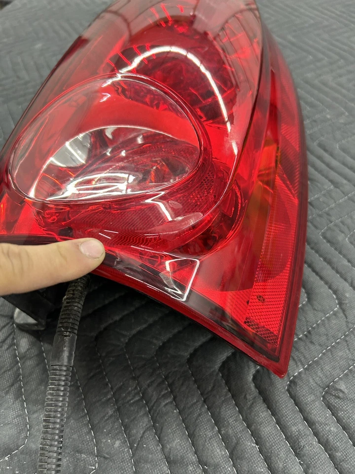 Luz trasera derecha pasajero GMC Yukon XL 2007-2014 Chevy Suburban Tahoe OEM Foto 3 de 4