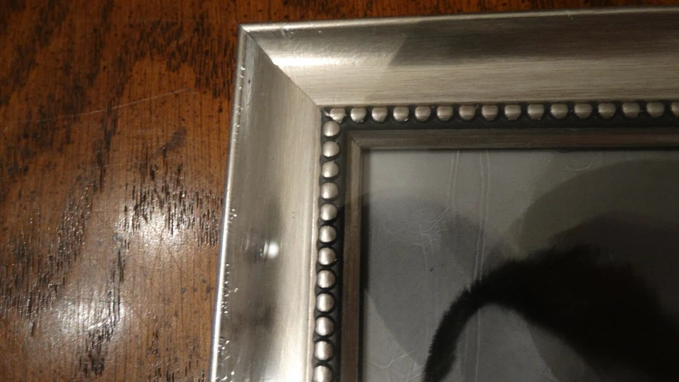 Dos marcos de fotos nuevos de 5' X 7', aspecto de peltre y dorado (¡plástico pero bonito!) Foto 4 de 4