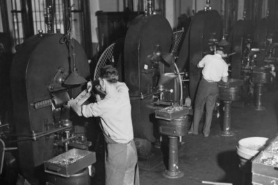 Zwei Münzpressenbetreiber laden Münzen in Trichter ihre Münzpresse 4x6 Foto