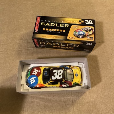 2006 Elliott Sadler 38 M & MS 1/24 Action Platinum NASCAR Diecast