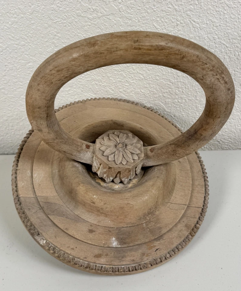 Lámpara medallón de techo sueca de madera tallada antigua del siglo XVIII Foto 2 de 4