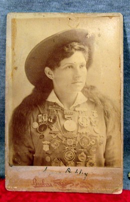 ANTIQUE ANNIE OAKLEY SIGNED STUDIO CARD - AUTHORIZED BY PROFESSIONAl (EZS000902)