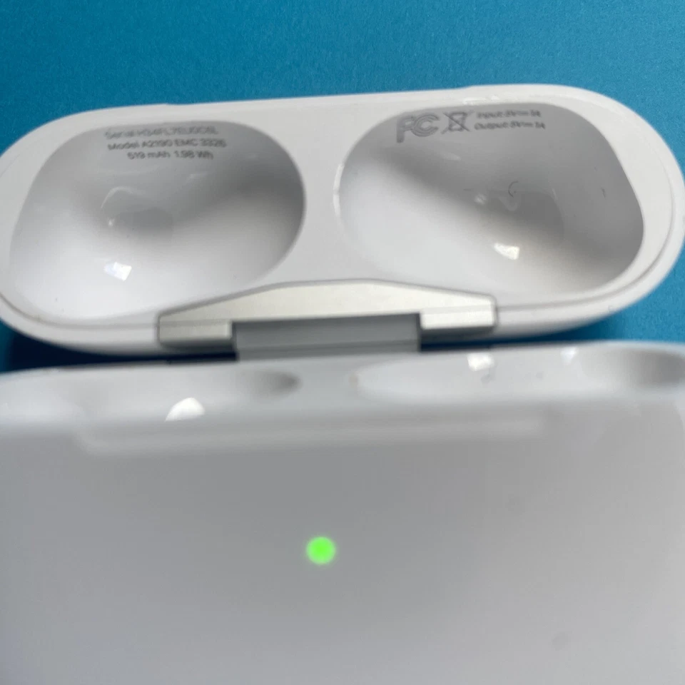 Apple AirPods Pro with MagSafe Wireless Charging Case FULL SET NICE CONDITION - Image 4 of 4