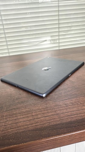 Apple iPad 8th Generation, 128GB, WiFi , Space Grey, A2270 - Afbeelding 2 van 7