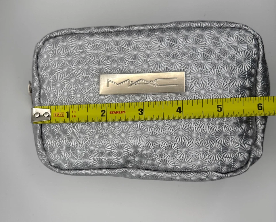 Bolso de Maquillaje Vacacional MAC Cosmetics Plateado Pequeño Bolsa de Viaje Cremallera Nuevo sin Etiquetas Foto 4 de 4
