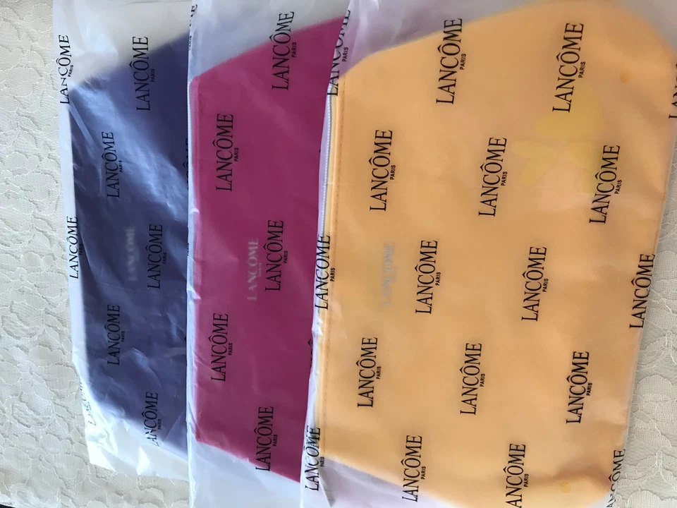 3 BOLSAS DE MAQUILLAJE COSMÉTICO LANCOME púrpura/amarillo/fuchisa con detalles de vinilo corazón nuevo en paquete Foto 4 de 4