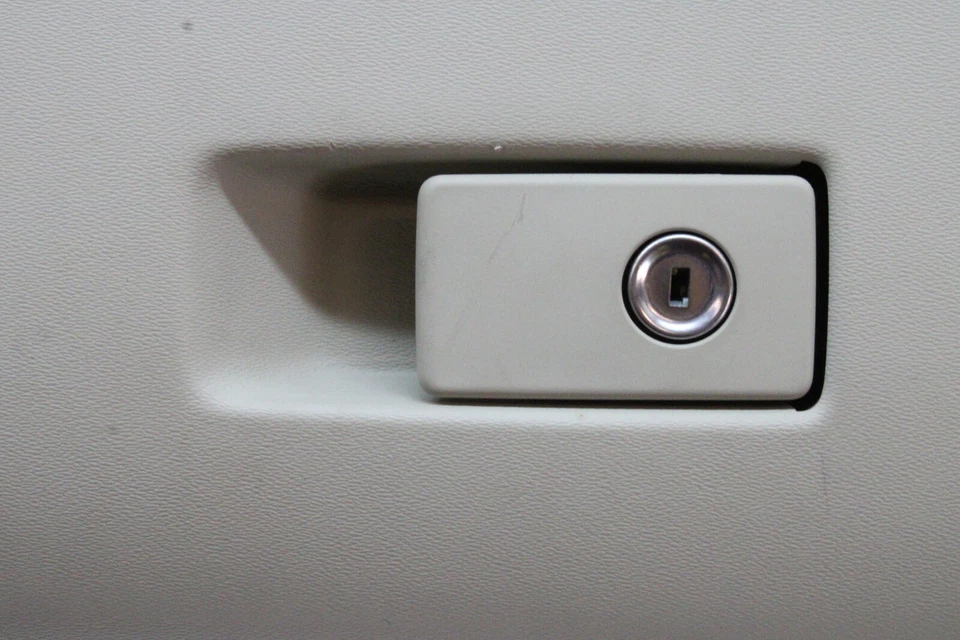 Volvo S60 T5 2016 beige guantera compartimento de almacenamiento OEM 14 15 16 17 18 Foto 2 de 4