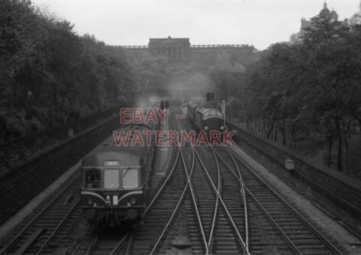 FOTO 2 X 3 WAGEN VORORT SETS VORBEI AN PRINCES STREET GARDENS BAHNHOF W