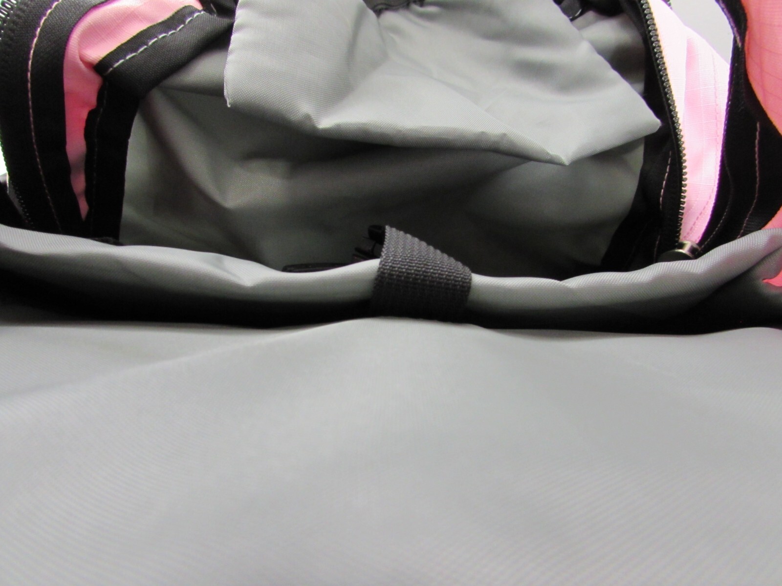 High Sierra Campus Pink Backpack Suspension Strap System สถานีตำรวจ