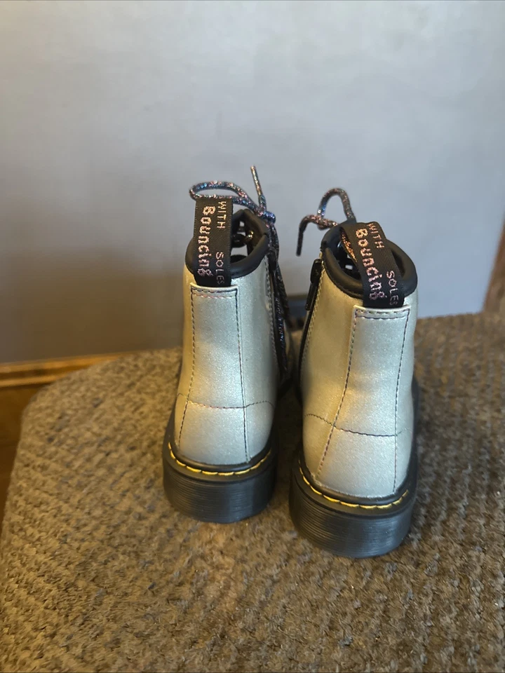 Botas Zapatos Doc MARTENS 1460 J Gris Brillante Niñas Pequeñas Talla 13 Usadas en Excelente Condición Foto 3 de 4