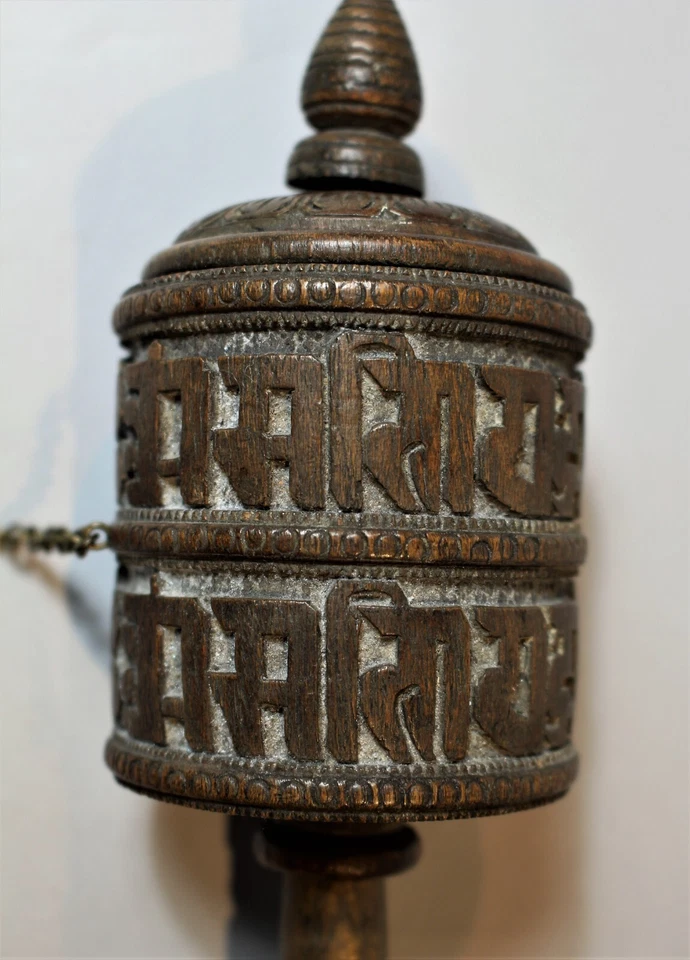Antigua rueda de oración tibetana tallada con mantras budistas y flores de loto c1910 Foto 2 de 4