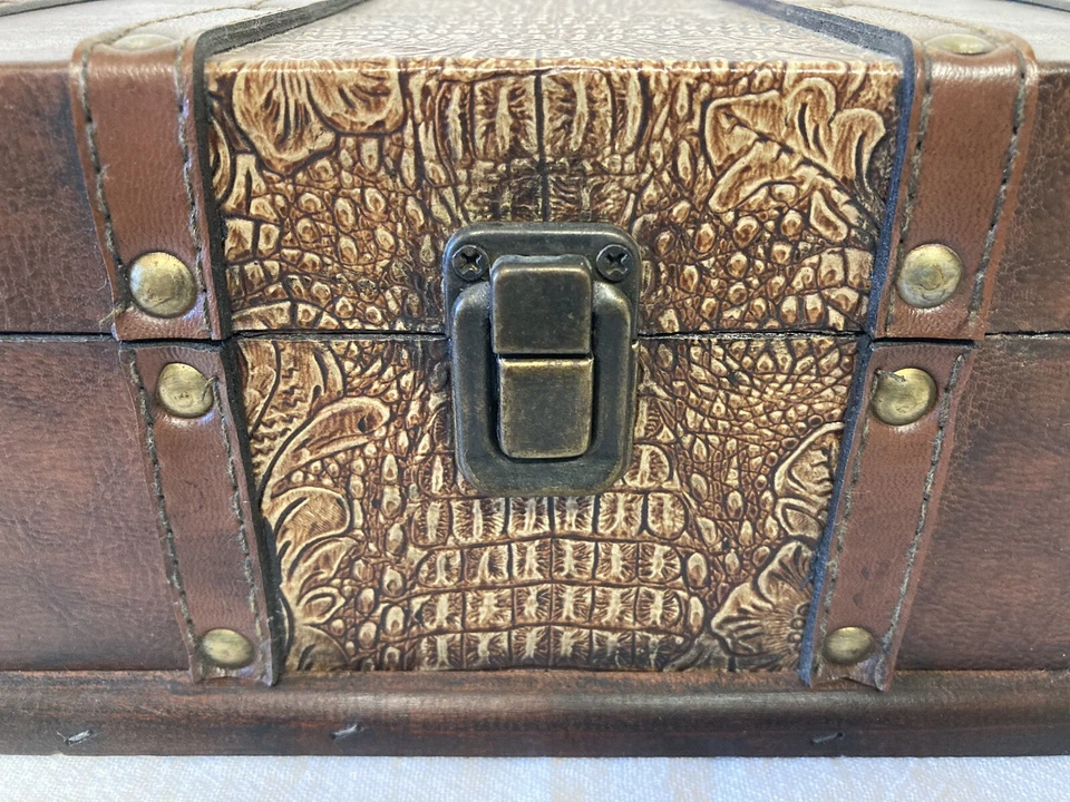 Vtg Wood Jewelry Box Chest Leather Overlay & Straps Metal Accents Clasp Closure - Image 2 of 4