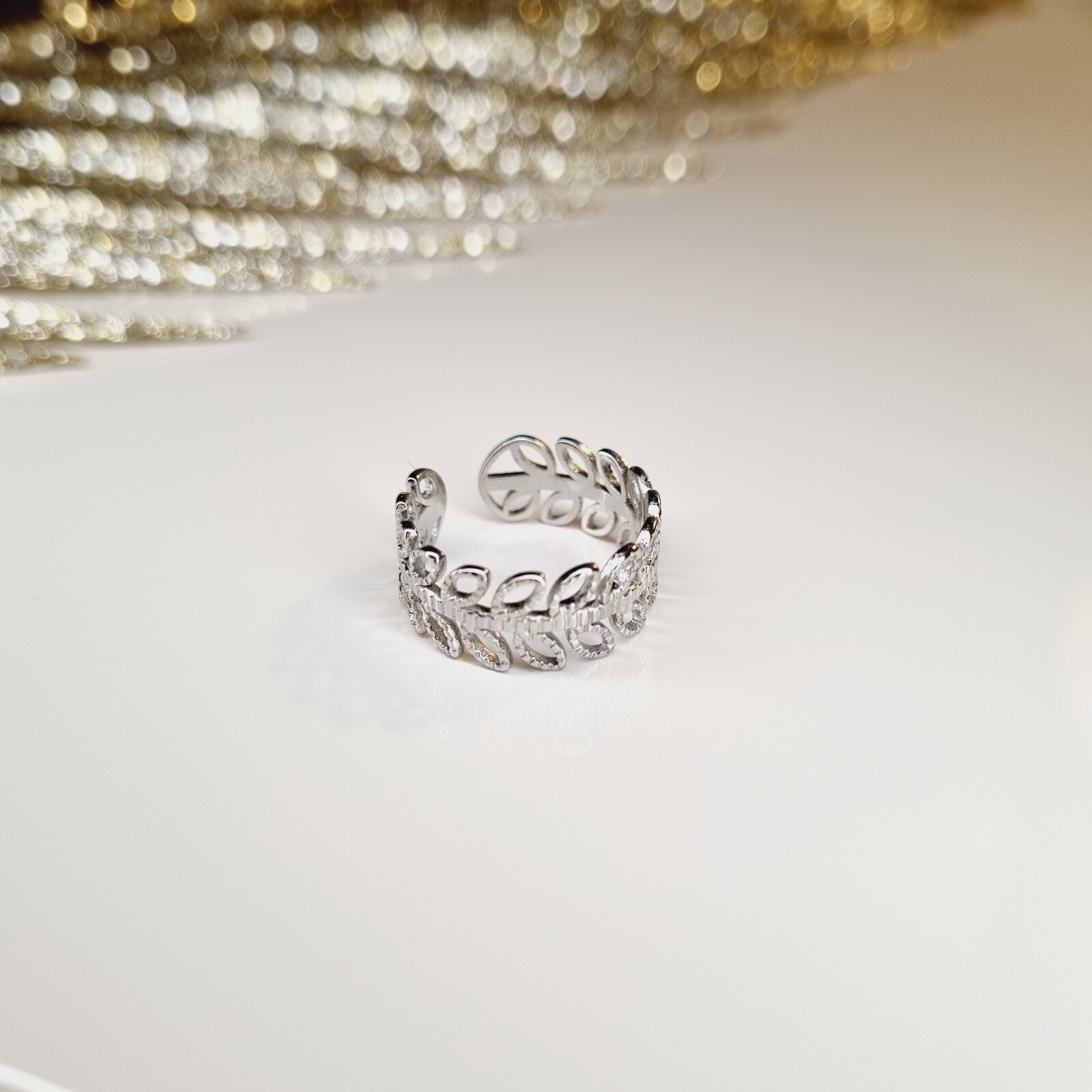 Bague Loriana en acier inoxydable doré : un bijou minimaliste chic au design intemporel