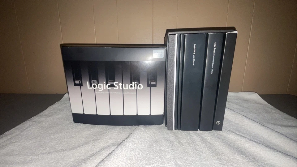 Apple Logic Studio Pro 8 (Academic) - Software & Manuals - Complete in Box - Image 2 of 4