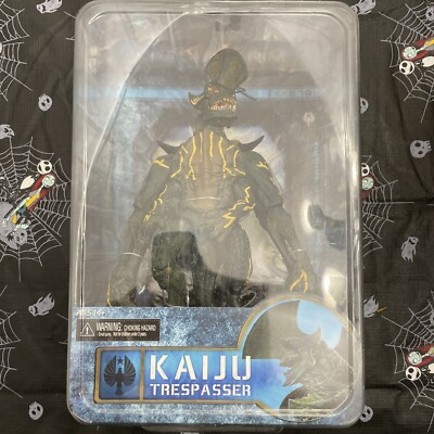 新品 NECA　パシフィックリム　アクションフィギュア TRESPASSER Amazon | NECA Pacific Rim Series 3 'Trespasser' Ultra Deluxe Kaiju