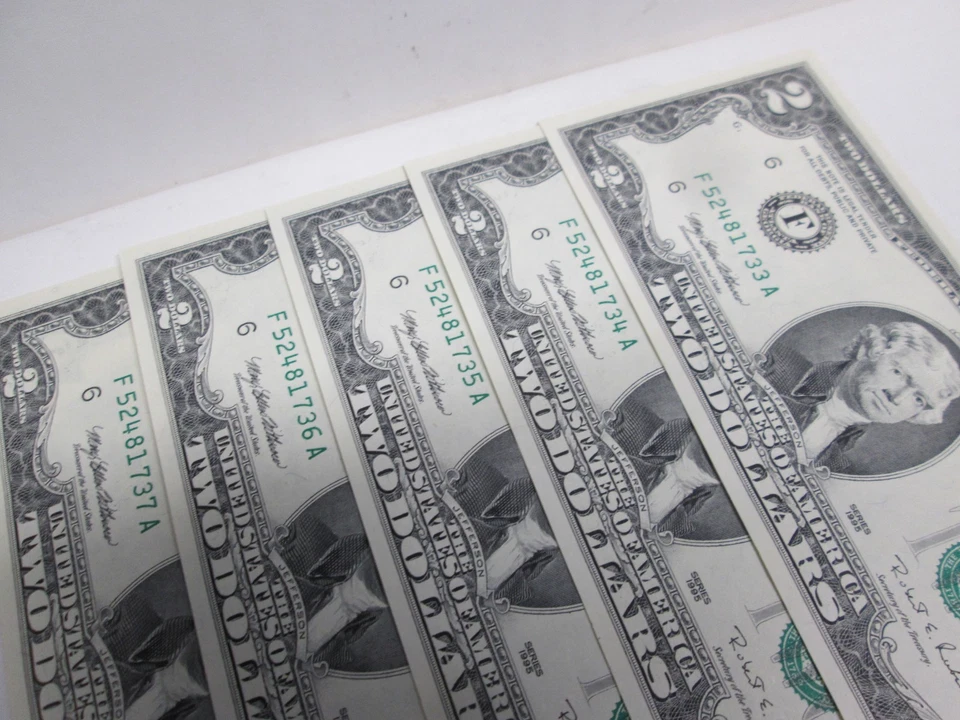 FIVE 1995 US $2 FEDERAL RESERVE NOTES- UNC & CONSECUTIVE - Image 2 of 3