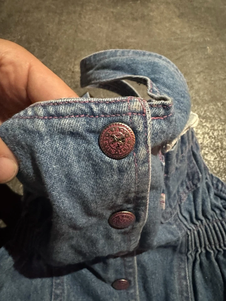 Macacão jeans vintage Little Levi’s jumper 4T meninas patch flor - Imagem 3 de 4